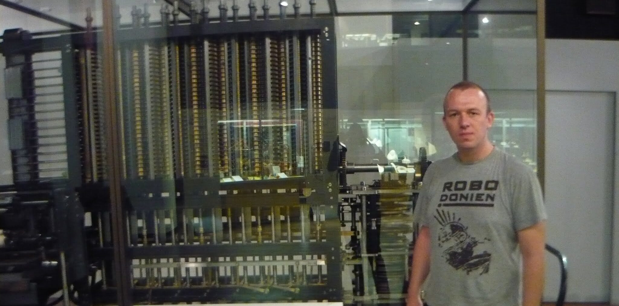 Das Bild zeigt mich neben einer Differenz-Maschine nach Charles Babage im London Science Museum 2010.